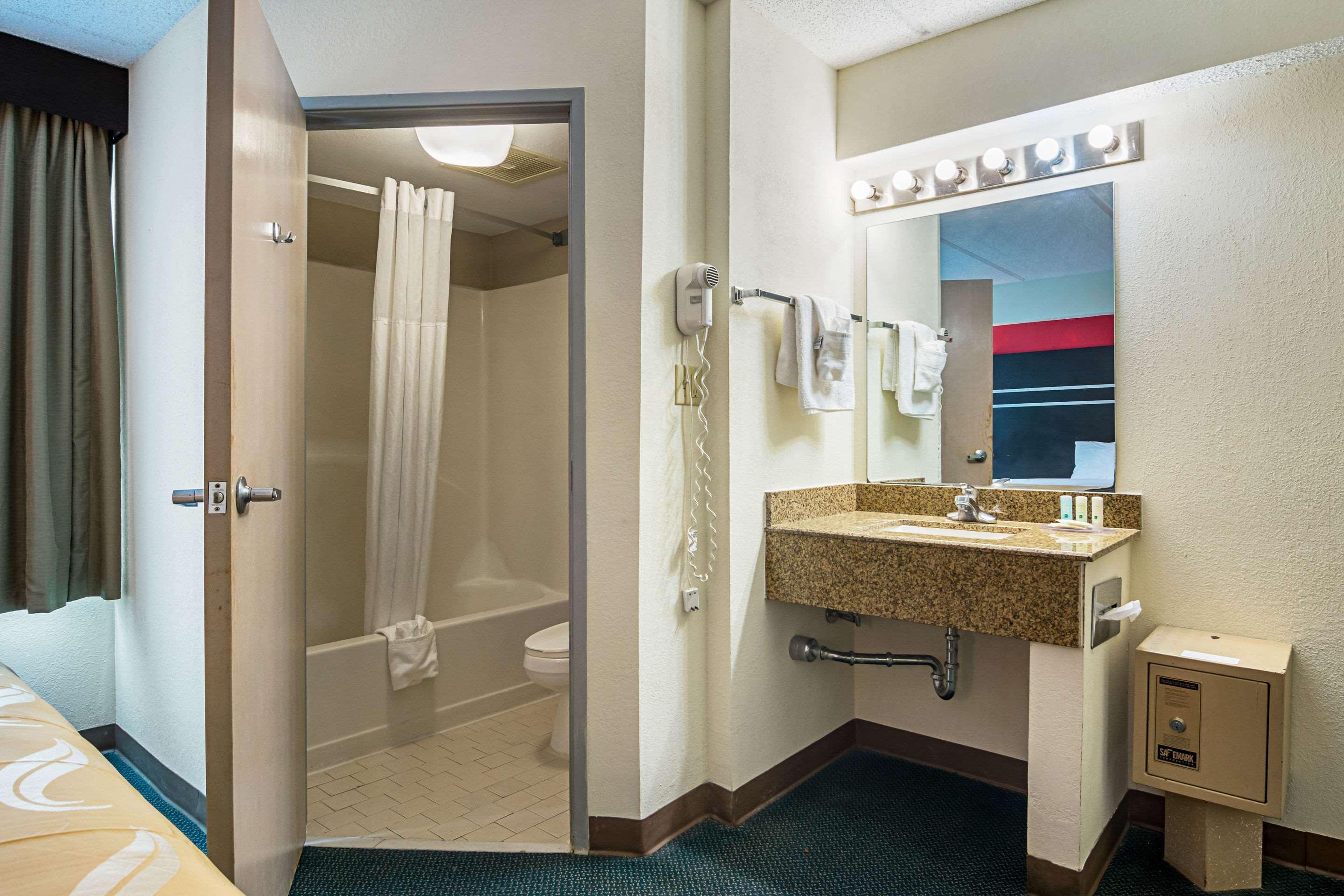 Quality Suites Atlanta Airport East Forest Park Exterior photo