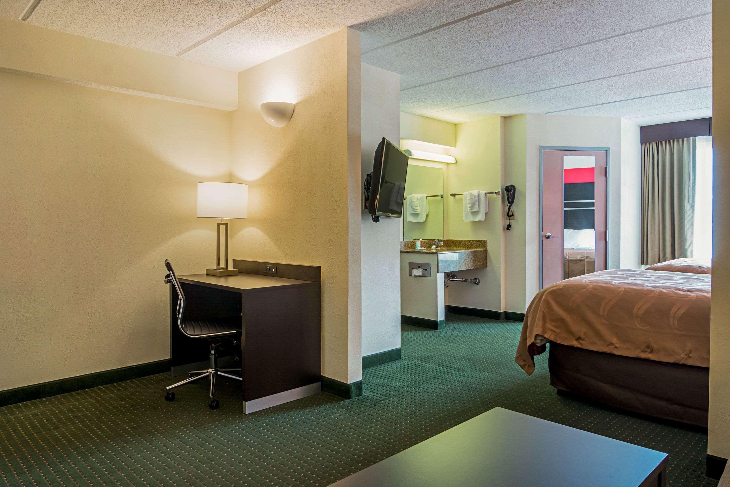 Quality Suites Atlanta Airport East Forest Park Exterior photo