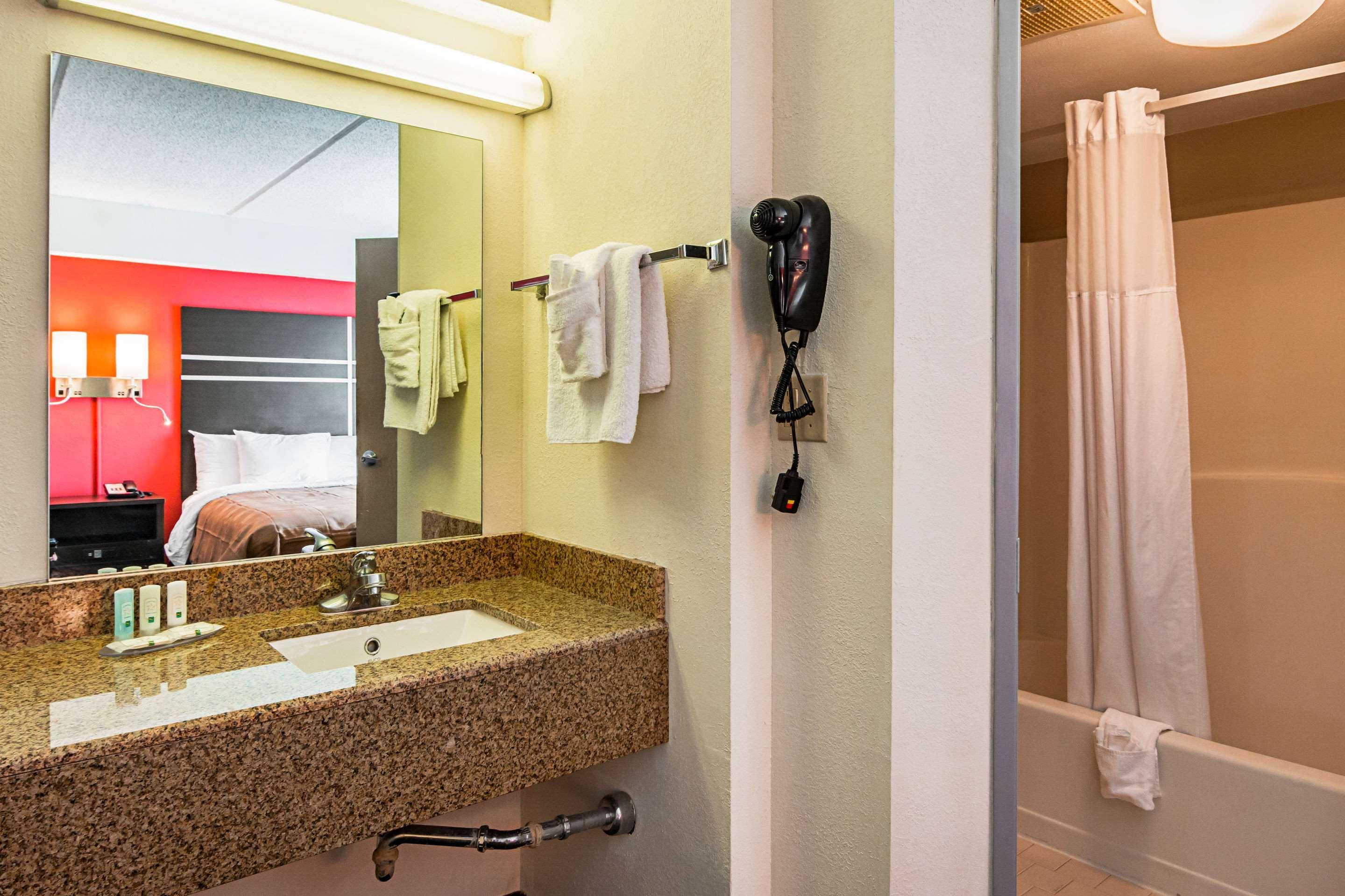 Quality Suites Atlanta Airport East Forest Park Exterior photo