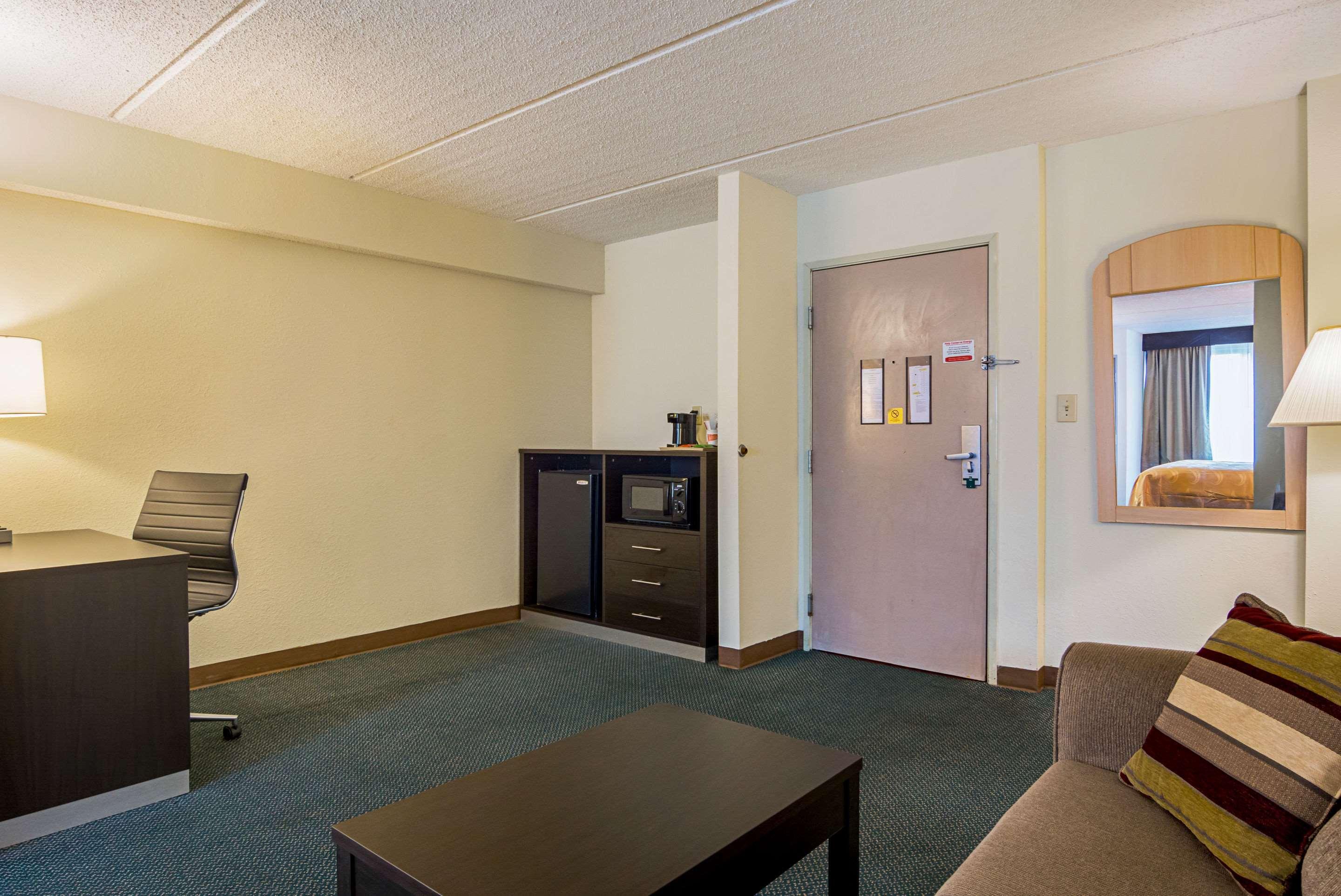 Quality Suites Atlanta Airport East Forest Park Exterior photo
